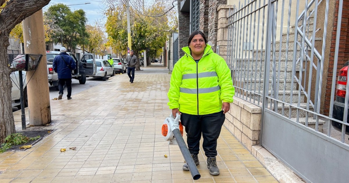 Amalia, la mujer que hace volar las hojas de las veredas de Capital