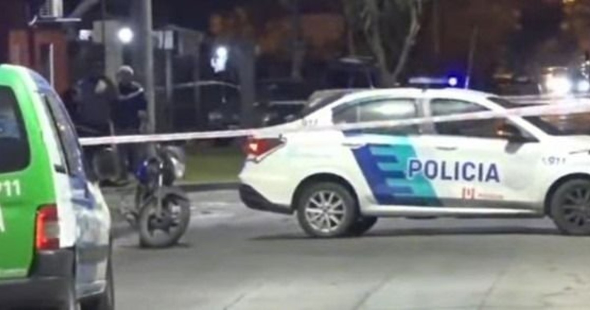 Estaba preso por el intento de homicidio del padre, y descubrieron que asesinó a su madre y la enterró en el patio