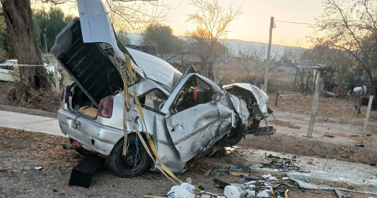 Cinco personas atrapadas tras un violento vuelco en Caucete: debieron ser rescatadas por bomberos