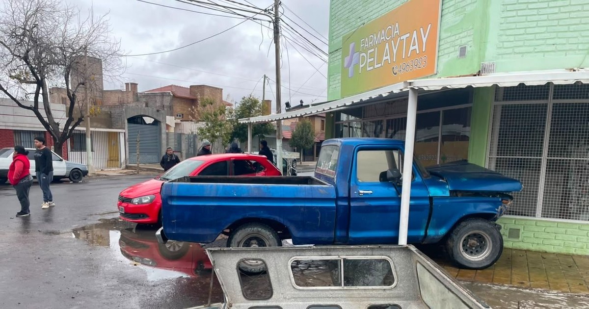 Violento choque en Caucete: una camioneta y un auto destruyeron parte de una farmacia