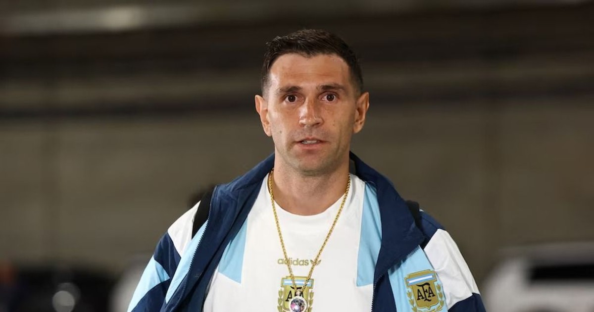 El particular amuleto familiar que repitió Emiliano Dibu Martínez en su llegada al estadio para Argentina-Cabo Verde