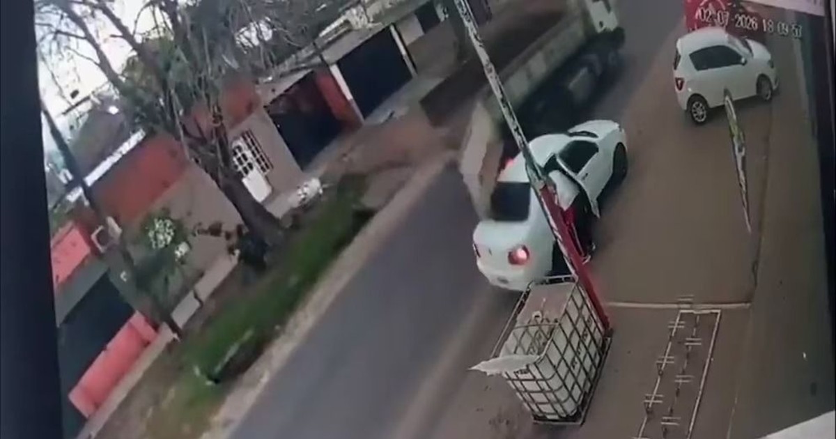 Un camión embistió a un auto estacionado y una beba de un año salió despedida hacia el asfalto