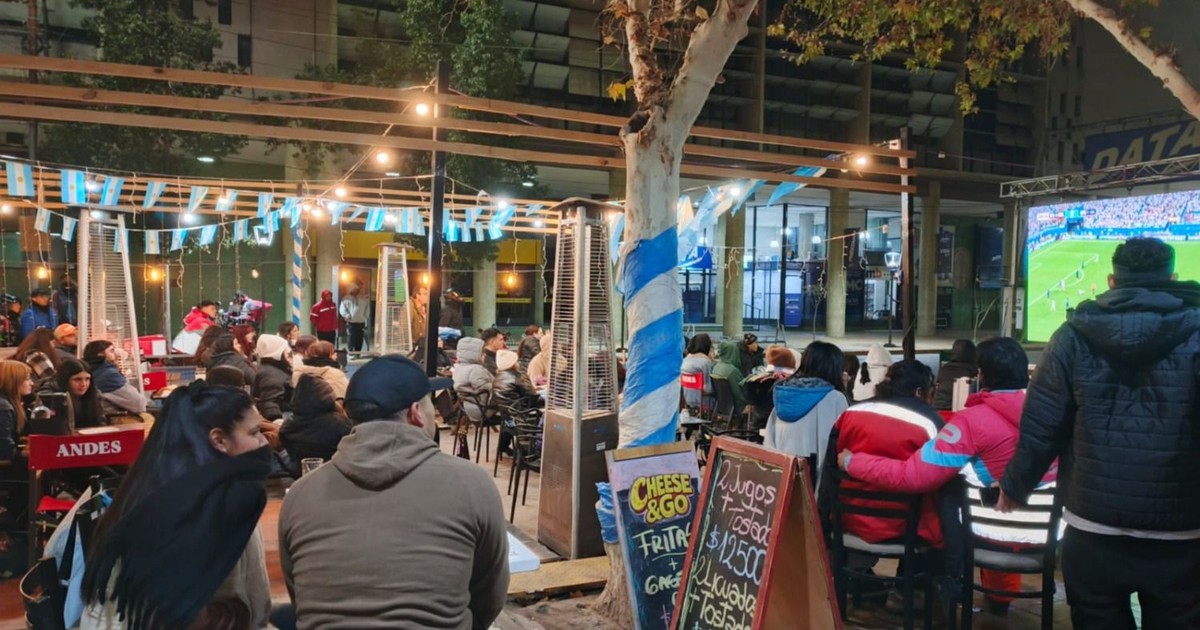 Con el corazón en la boca: los sanjuaninos coparon los bares del centro para alentar a la Selección