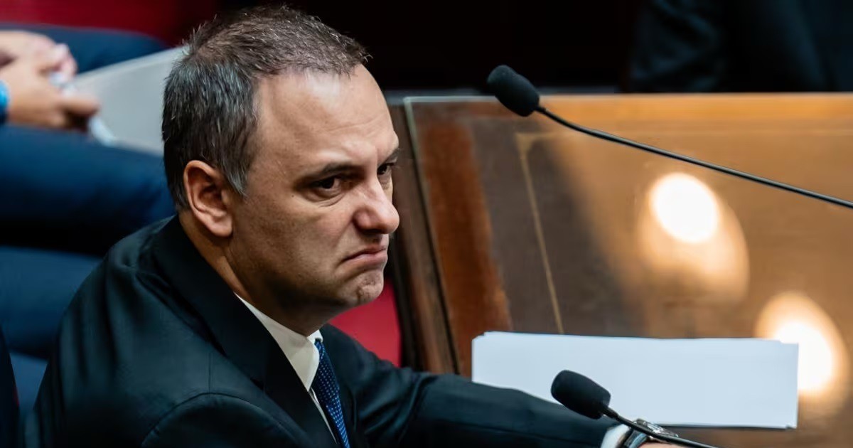 Prohibieron la salida del país a Manuel Adorni por peligro de fuga inminente