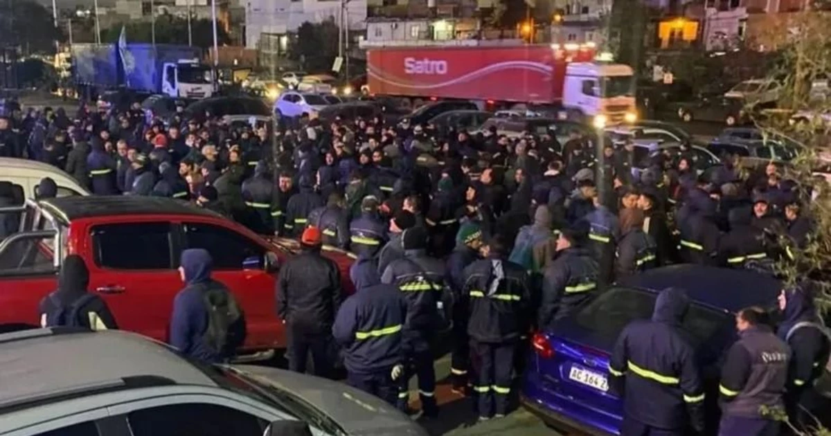 Se calienta el clima con Camioneros, por 220 despidos en una distribuidora