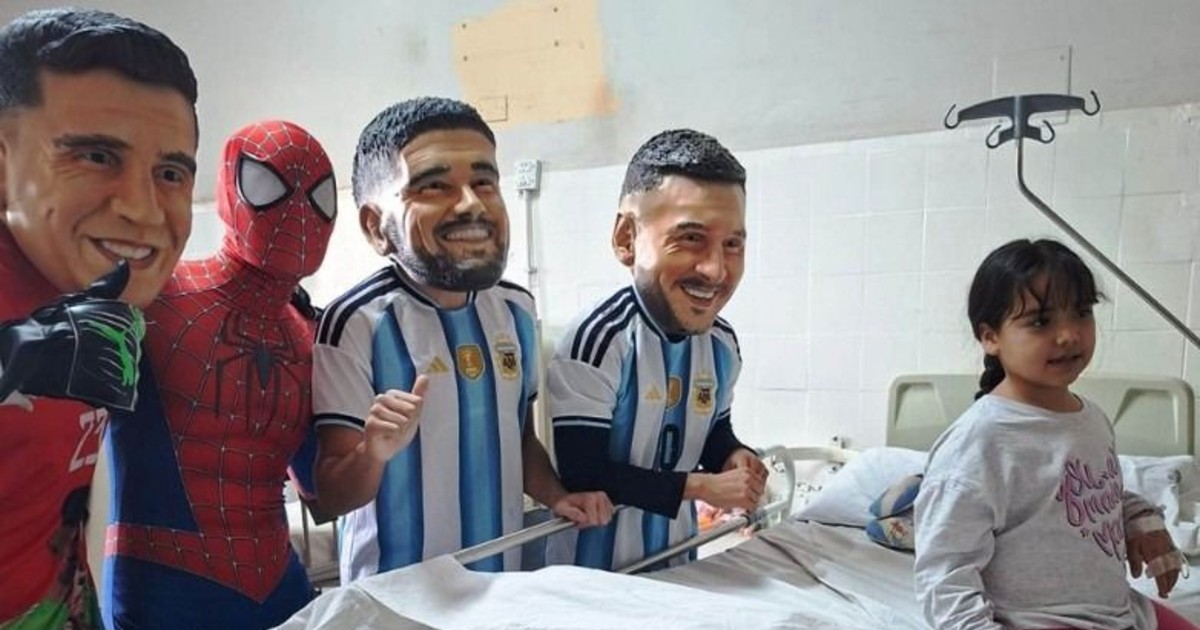 Messi, De Paul y el Dibu llevaron sonrisas a los niños internados del Marcial Quiroga
