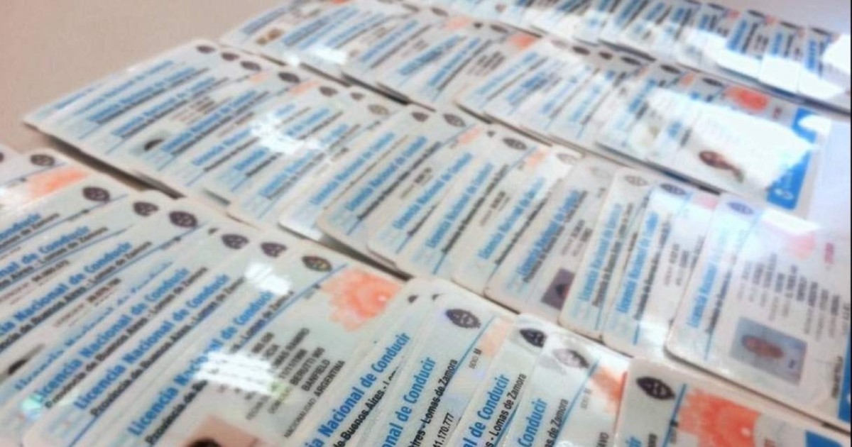 Son empleados municipales y vendían licencias de conducir truchas por redes sociales