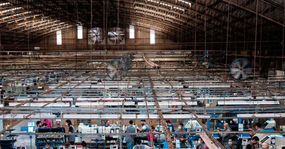 El fin de una era industrial: Megafábrica de calzado cierra su planta y despide a sus últimos 150 operarios