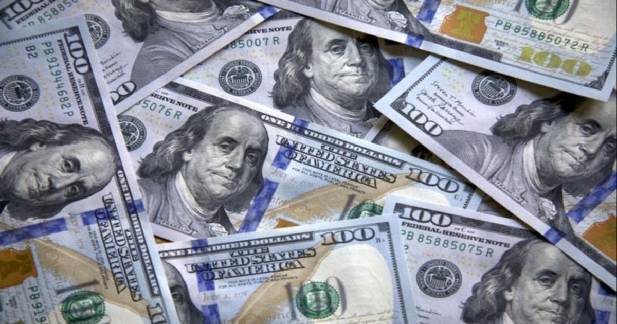 Antes del feriado largo, el dólar bajó y cortó una racha de tres alzas seguidas