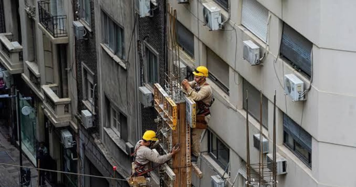 En mayo repuntó la construcción, mientras que la industria anotó una nueva caída
