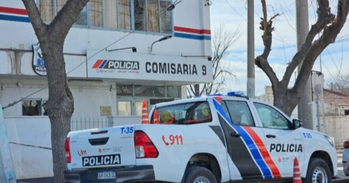 Grave accidente entre dos motos en Caucete: una mujer fue hospitalizada con una presunta fractura