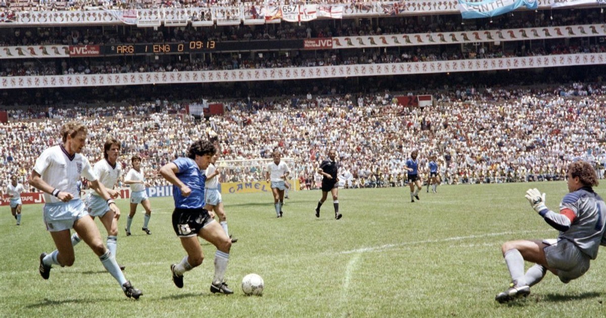Subastan la pelota con la que Maradona anotó sus históricos goles ante Inglaterra en México 86