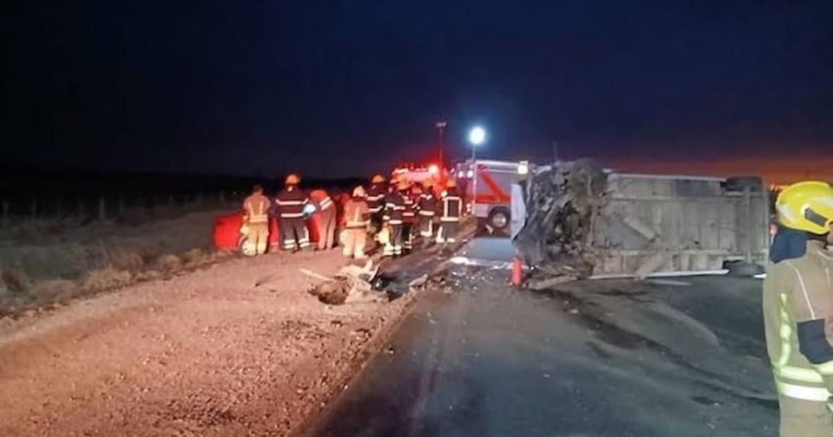 Un micro que llevaba a un equipo de fútbol femenino infantil chocó con un auto: hay dos muertos
