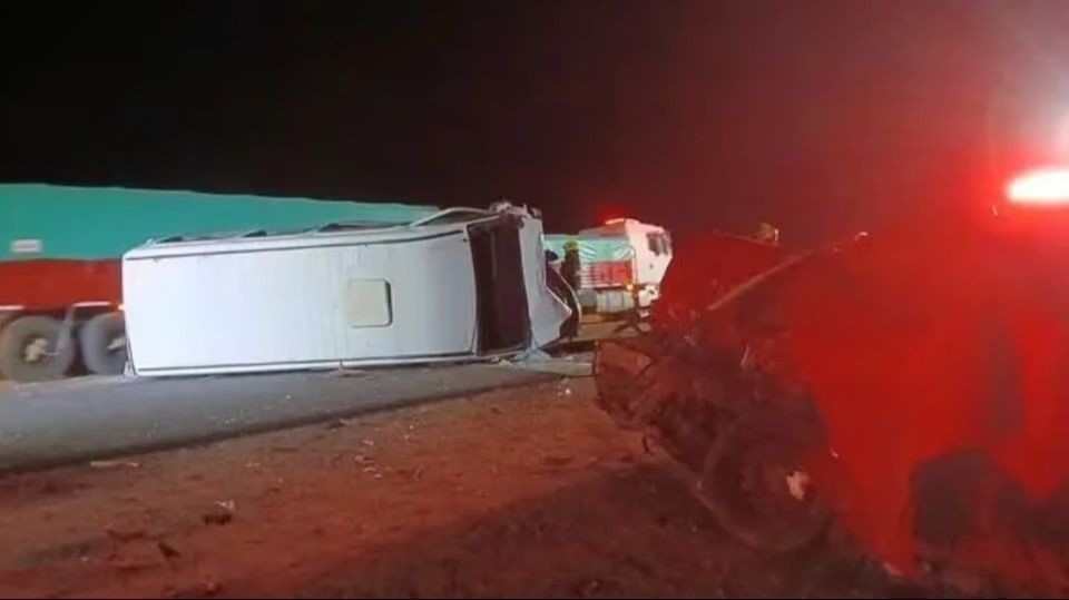 Un micro que llevaba a un equipo de fútbol femenino infantil chocó con un auto: hay dos muertos- Un micro que llevaba a un equipo de fútbol femenino infantil chocó con un auto: hay dos muertos