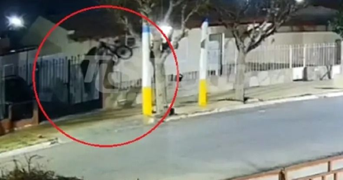 Dos delincuentes robaron una bicicleta de una vivienda en Rawson y quedaron filmados