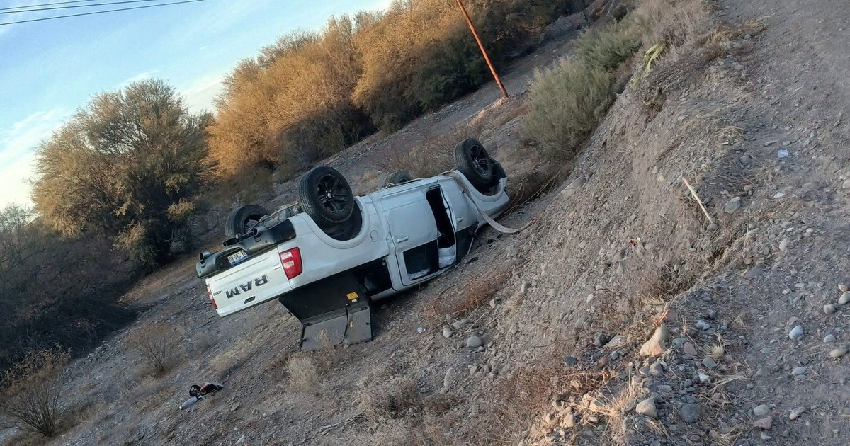 Volcó una camioneta a metros del cementerio de Ullum: el conductor terminó ileso
