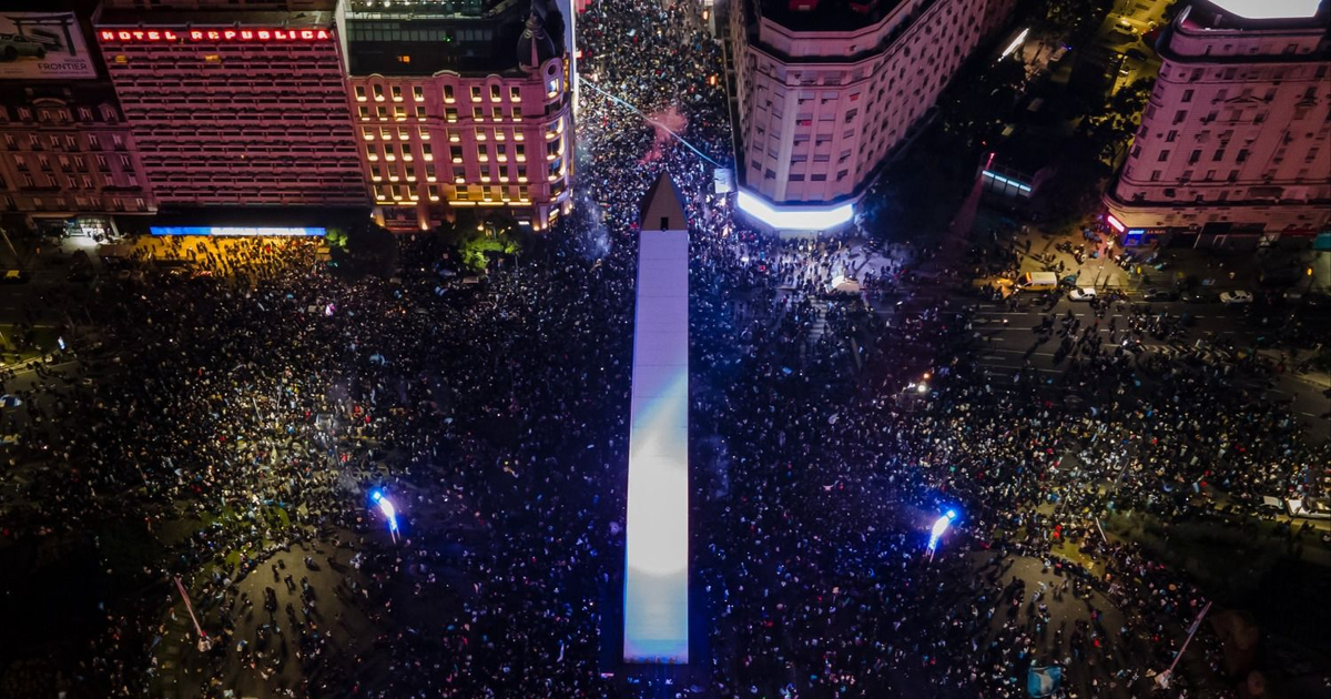 El país es un carnaval de madrugada: del Obelisco al frío patagónico, las calles explotaron y ya cantan contra Inglaterra