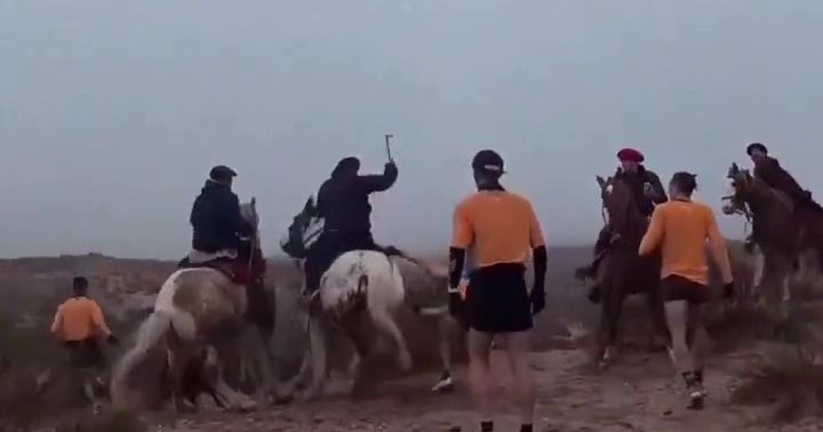 Escándalo y violencia en una carrera: jinetes atacaron a corredores y les exigieron dinero para pasar