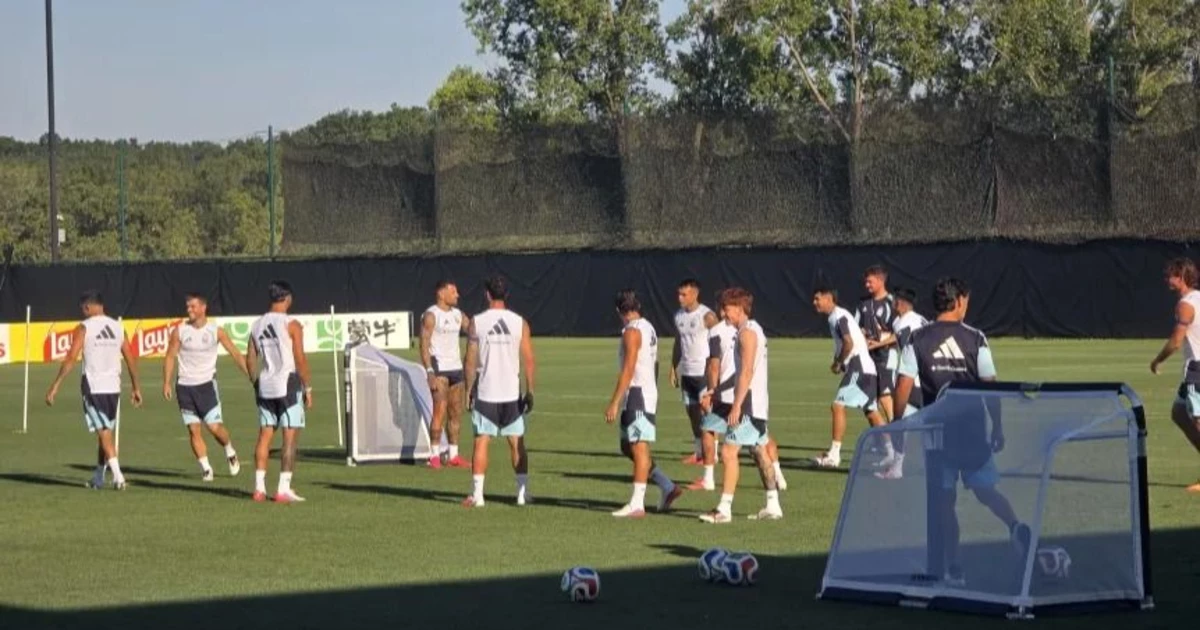 La práctica de la Argentina preparando la semi contra Inglaterra: pelota nueva, charla Dibu-Scaloni y una visita inesperada