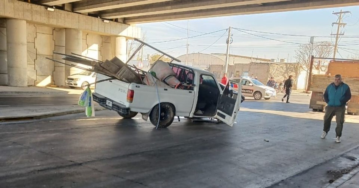 Caos debajo de un puente de la Ruta 40 por un fuerte choque