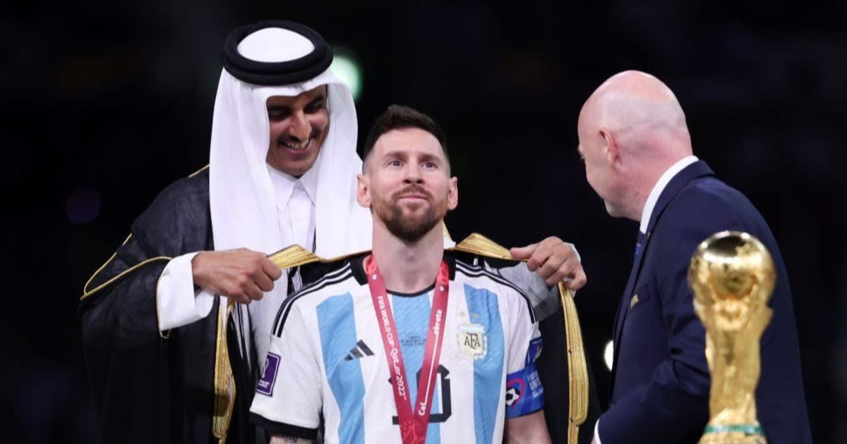 Murió el ex emir de Qatar que le puso la capa a Messi en el 2022