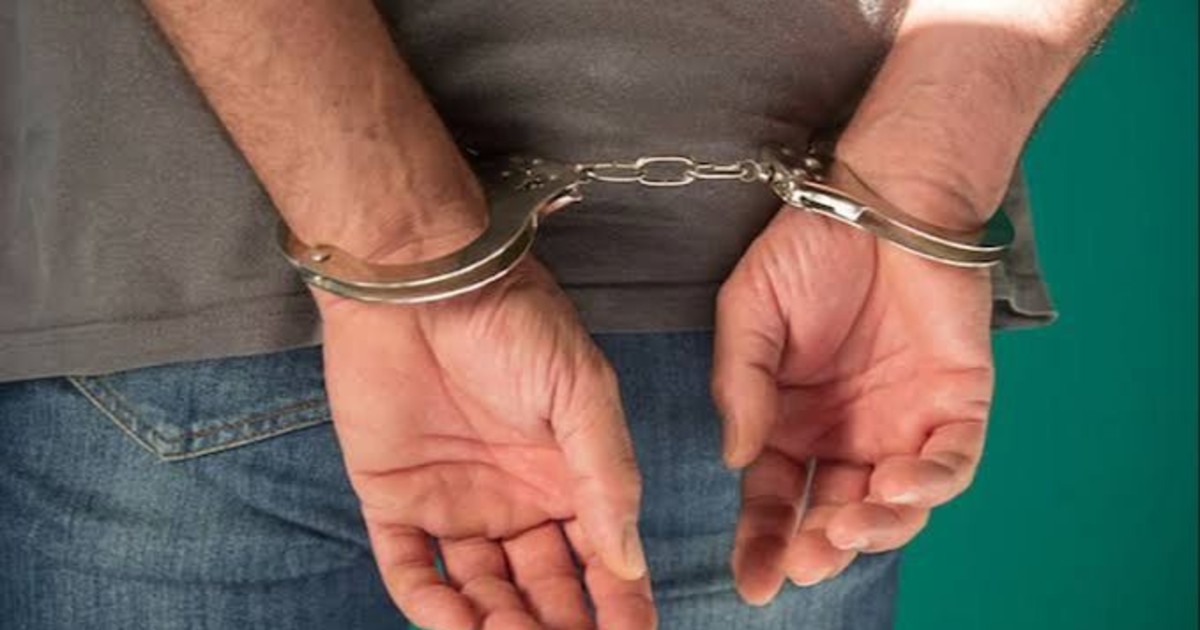 Lo atraparon robando dentro de una casa, escapó y lo detuvieron a 300 metros