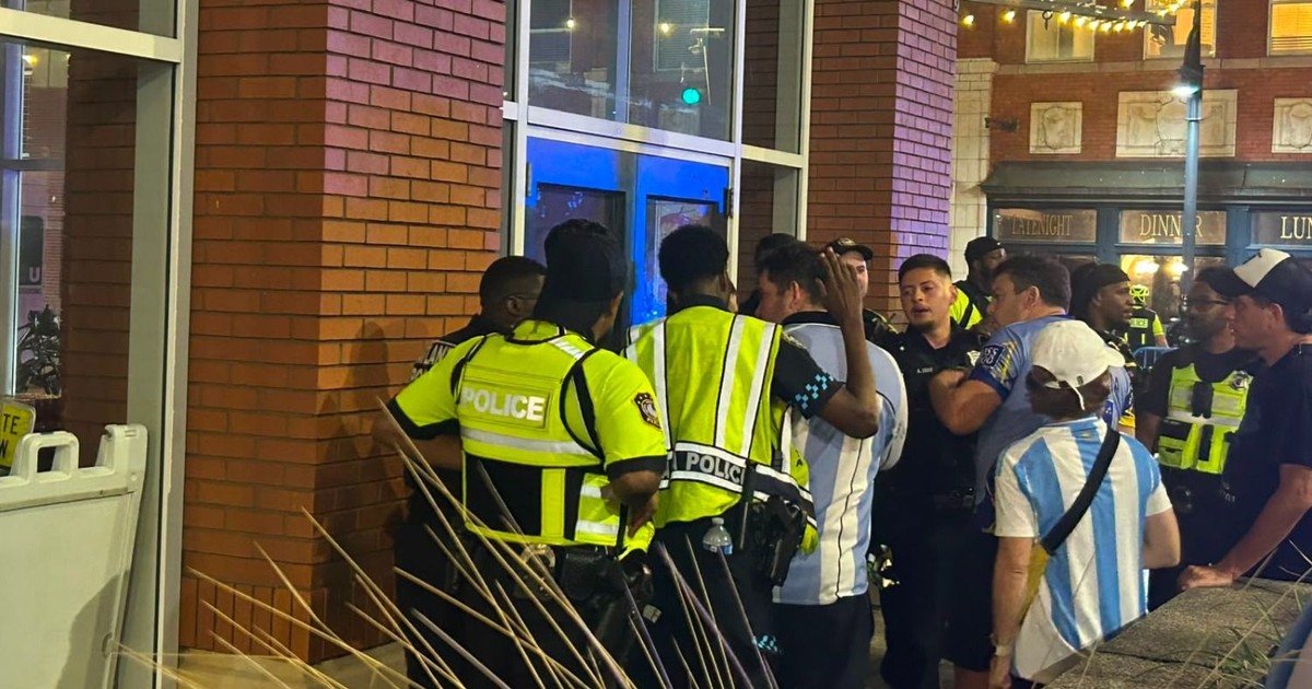 Lo detuvieron y terminó cantando por Argentina estando esposado: el desopilante momento que se vivió en el banderazo en Atlanta