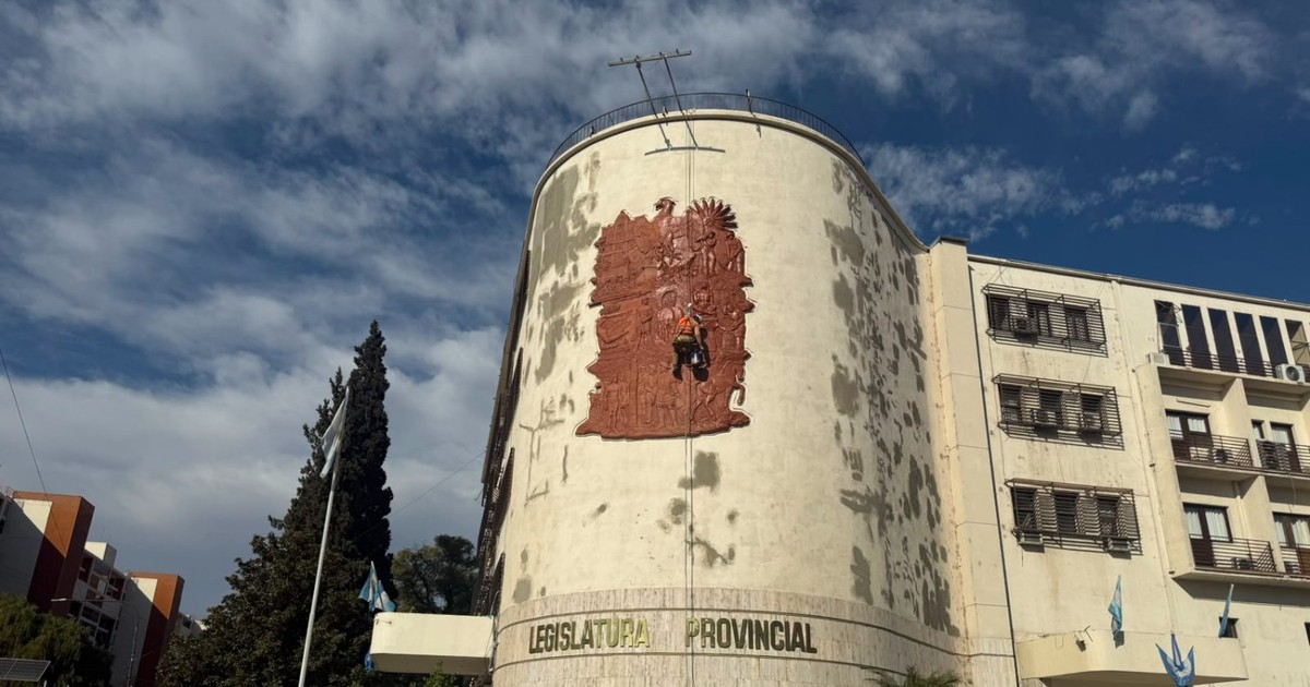 Por qué se vio un hombre colgado en las alturas de la Legislatura de San Juan