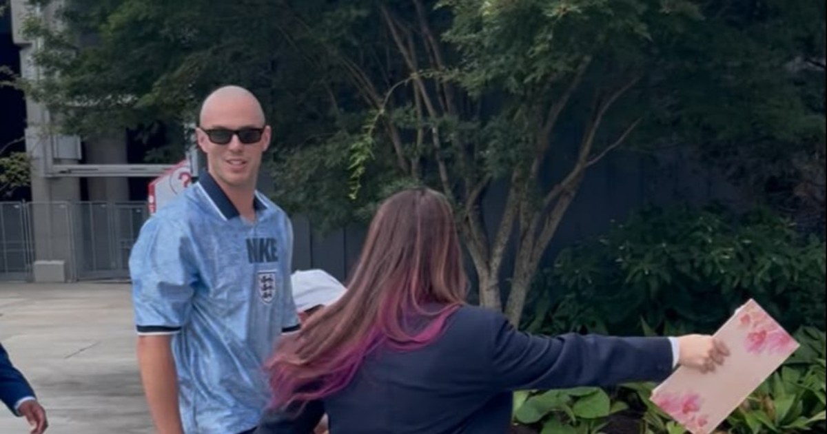 El famoso actor de Hollywood qué llegó al estadio de Atlanta con la camiseta de Inglaterra y causó gran revuelo