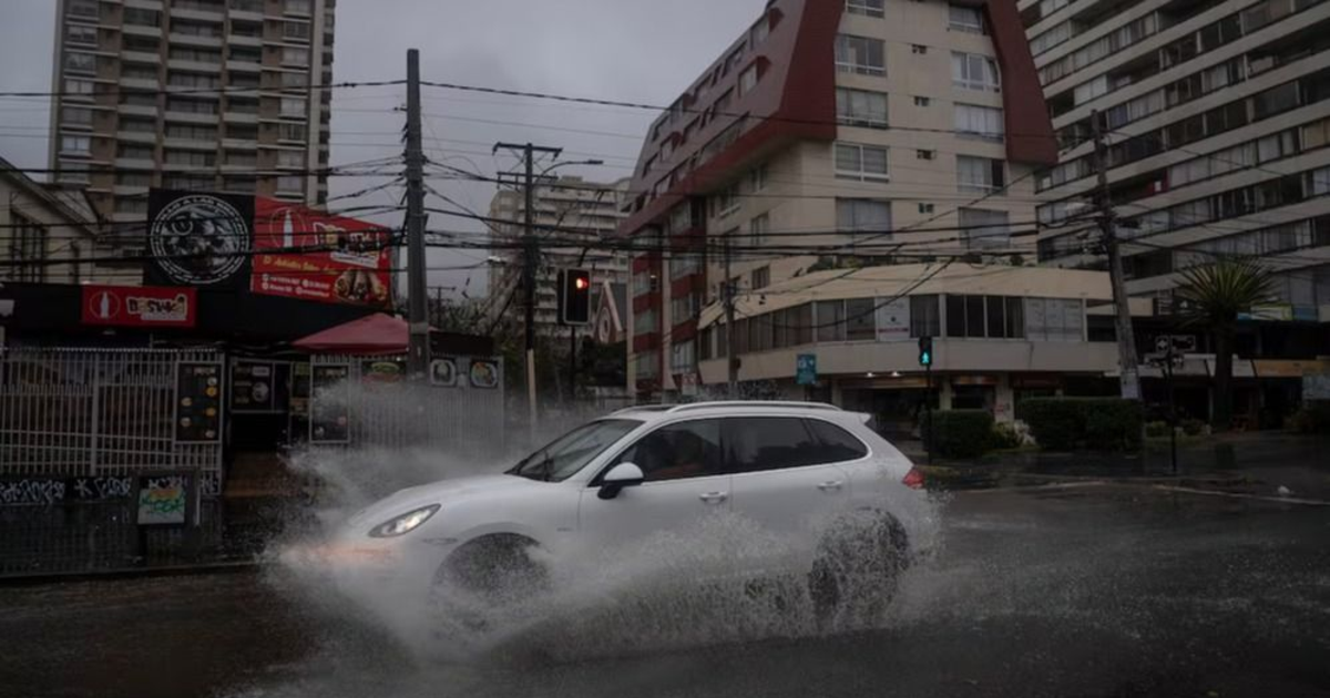 Chile enfrenta un fuerte sistema frontal: suspenden las clases en siete regiones y prevén lluvias intensas durante cinco días
