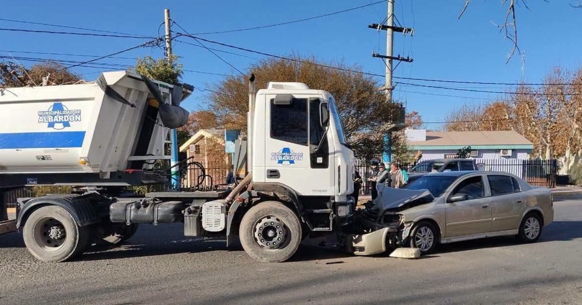 Un camión municipal protagonizó un violento choque en Albardón