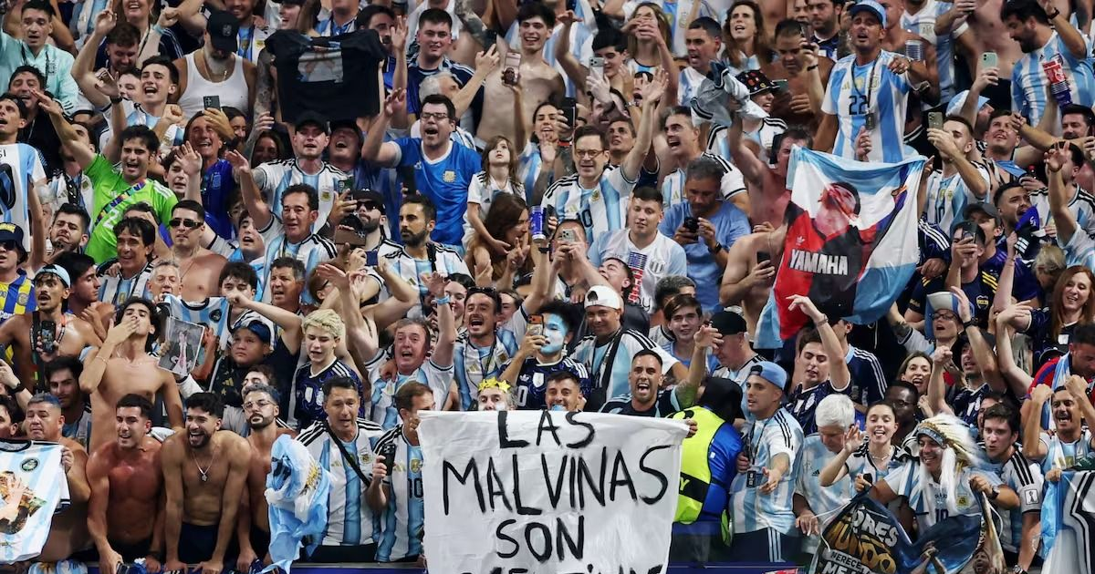 La historia detrás de la bandera de Malvinas que terminó en manos de la Selección: de una sábana de hotel a una de las postales del Mundial