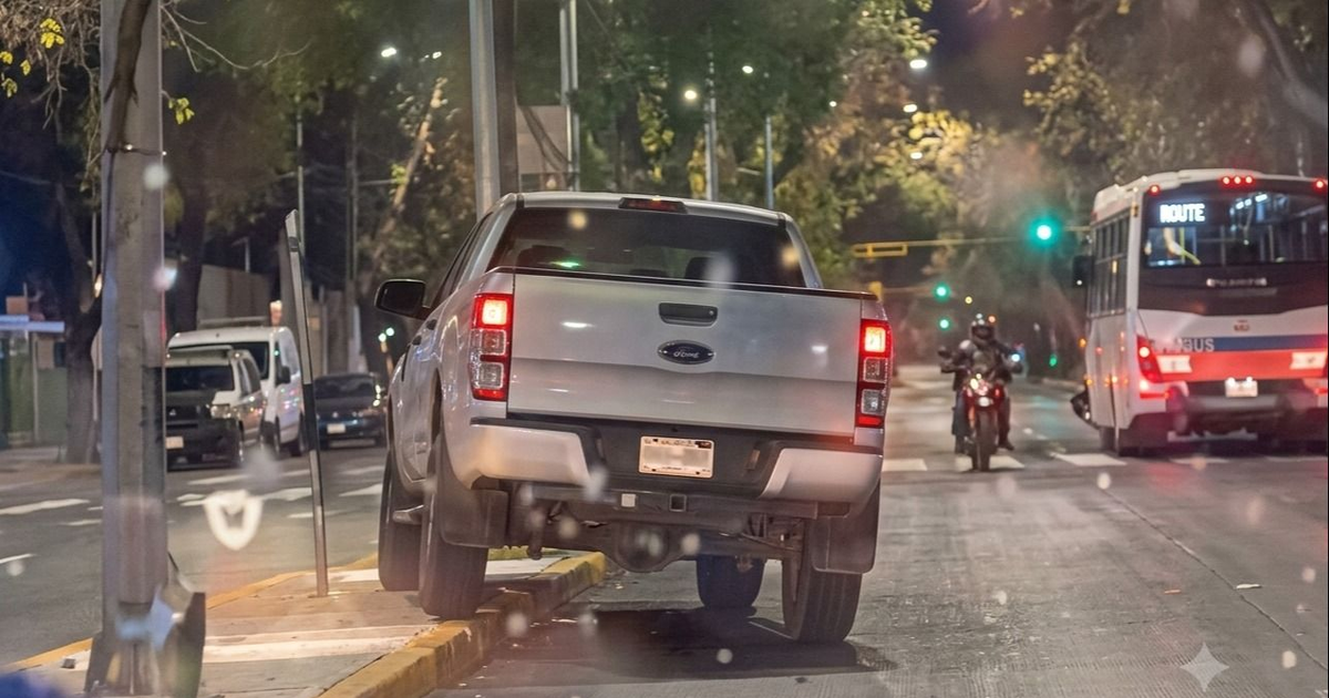 Fuerte choque en Avenida Libertador: un conductor con su camioneta zigzagueaba y terminó estrellado contra un poste