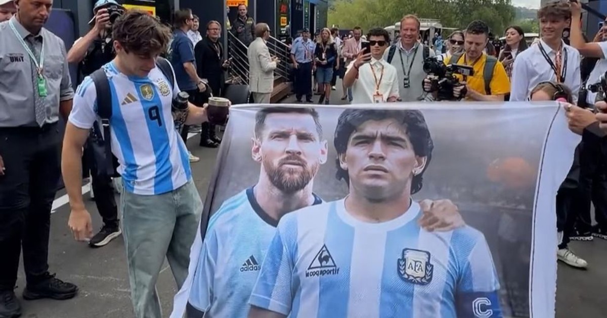 Franco Colapinto, a puro corazón argentino en la previa de la final del Mundial 2026: bandera de Messi y Maradona