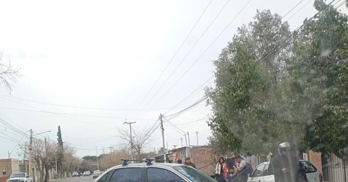 Choque en Capital: un auto y una moto colisionaron y hay operativo en la zona