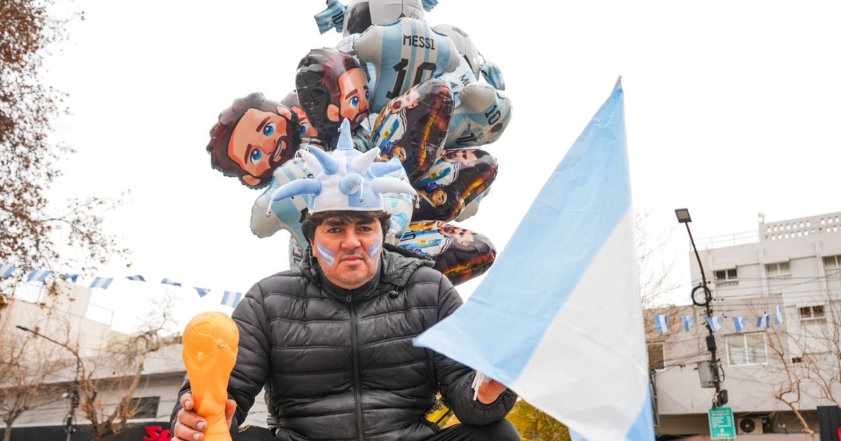 Los vendedores que llenaron de celeste y blanco el corazón sanjuanino