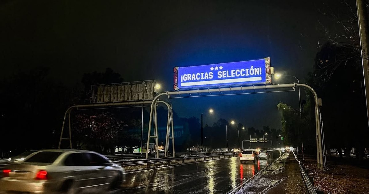 "¡Gracias Selección!": los carteles en la Circunvalación para reconocer a la Selección argentina