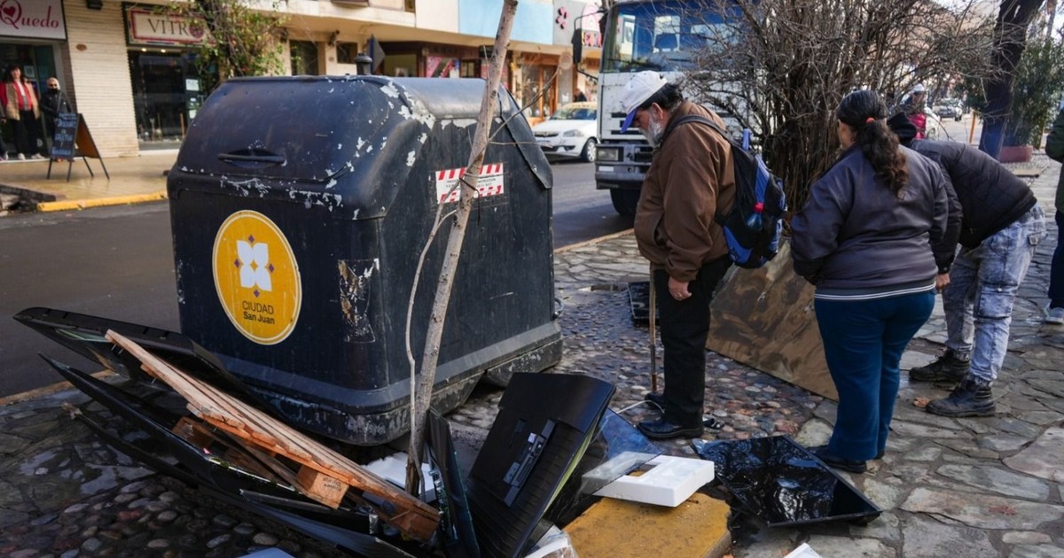 Misterio y curiosidad: una decena de televisores aparecieron desparramados en pleno centro sanjuanino