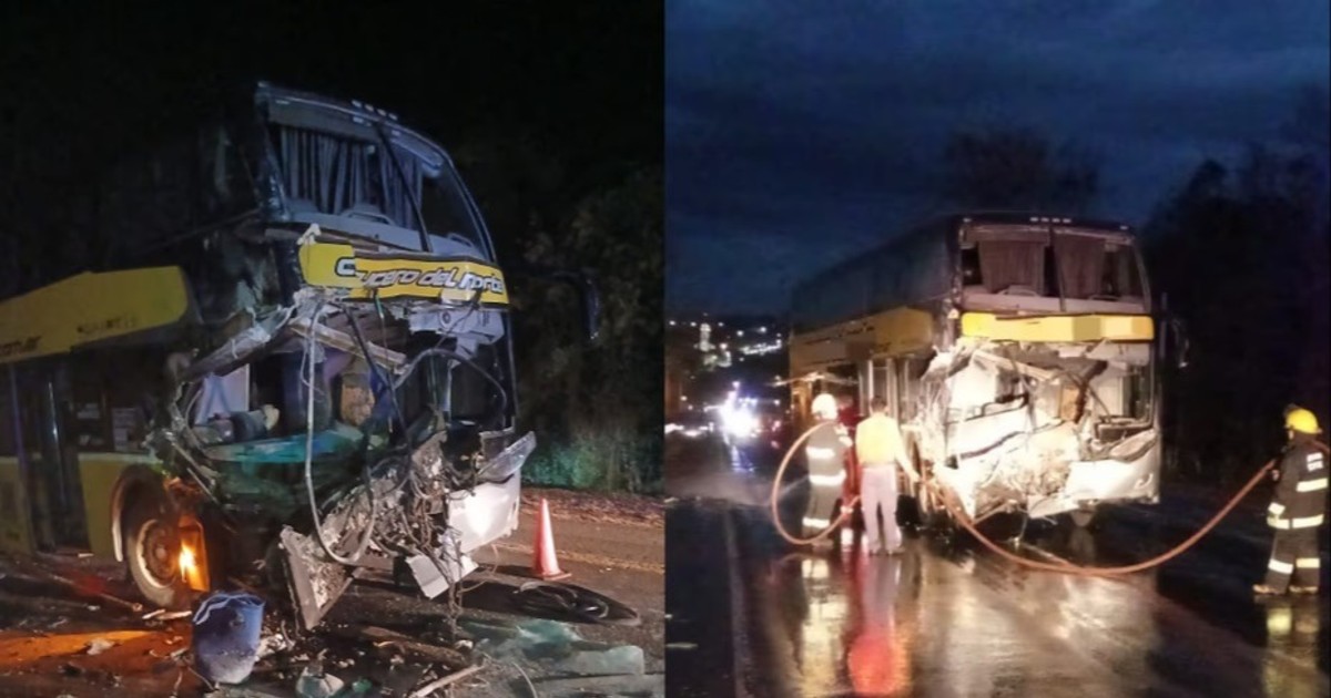 Brutal choque entre un micro y un camión: más de 40 heridos