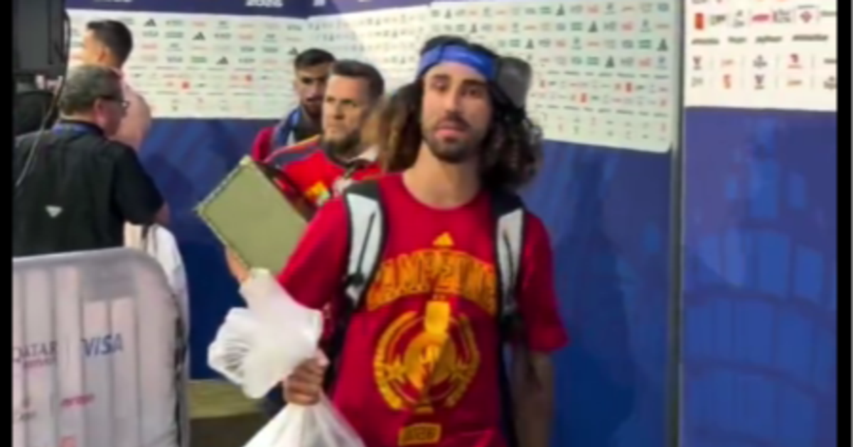 El video viral de Cucurella llevando la copa del mundo en una bolsa de plástico