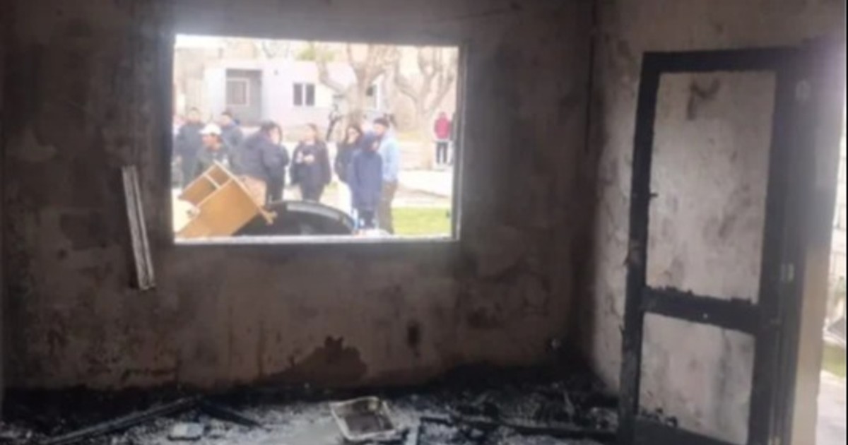Incendio en una casa de Chimbas: un importante despliegue de bomberos evitó que el fuego se propagara