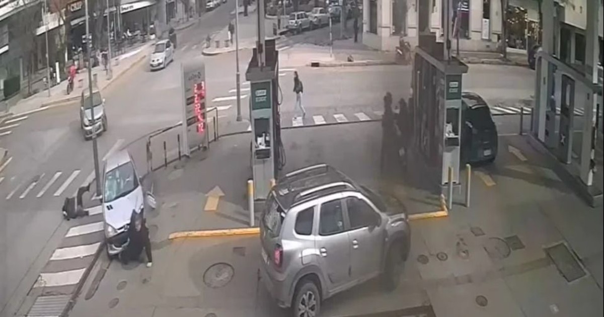 Brutal accidente: perdió el control y atropelló a dos peatones que caminaban por la vereda