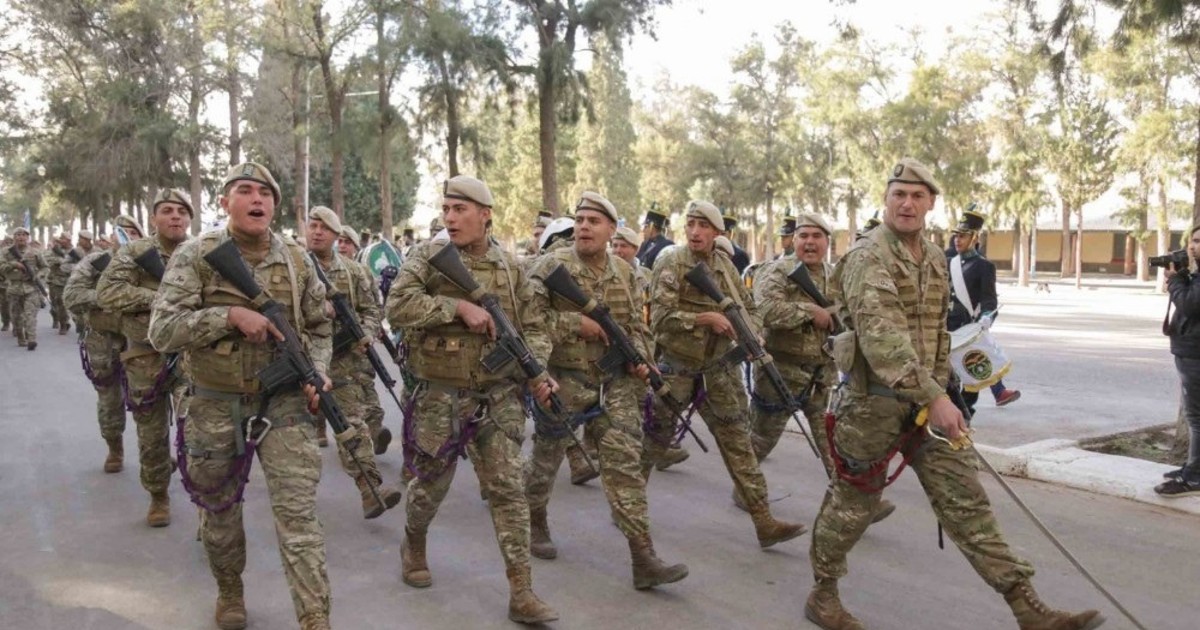 El personal militar con título universitario cobrará hasta un 25% más