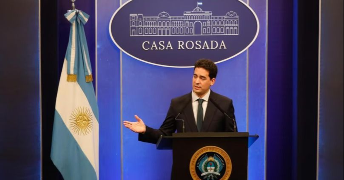 Ravier negó haber llamado "país bananero" a la Argentina y defendió a Messi por la bandera de Malvinas