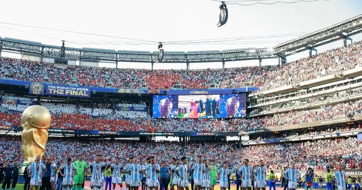 Senador en offside: el cuyano libertario que metió viaje relámpago para ver la final del Mundial