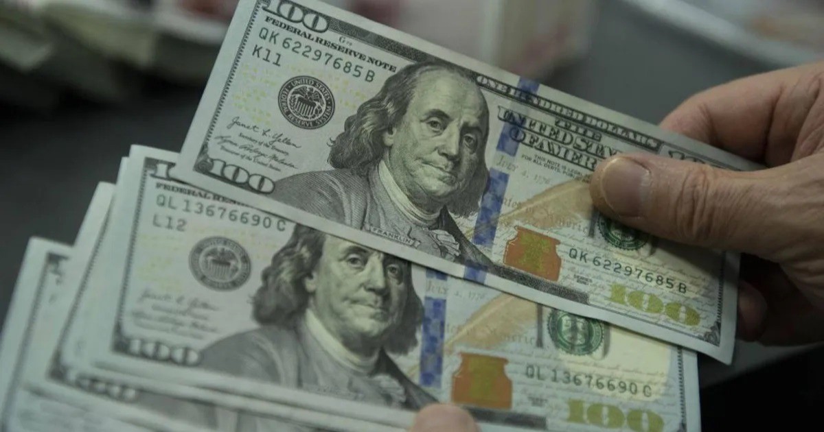 El Banco Central habilitó el pago de sueldos en dólares