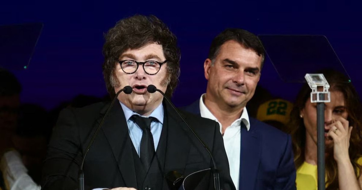 En un fuerte discurso, Javier Milei apoyó la candidatura de Flávio Bolsonaro: No hay otro capaz de terminar con el Riesgo Lula