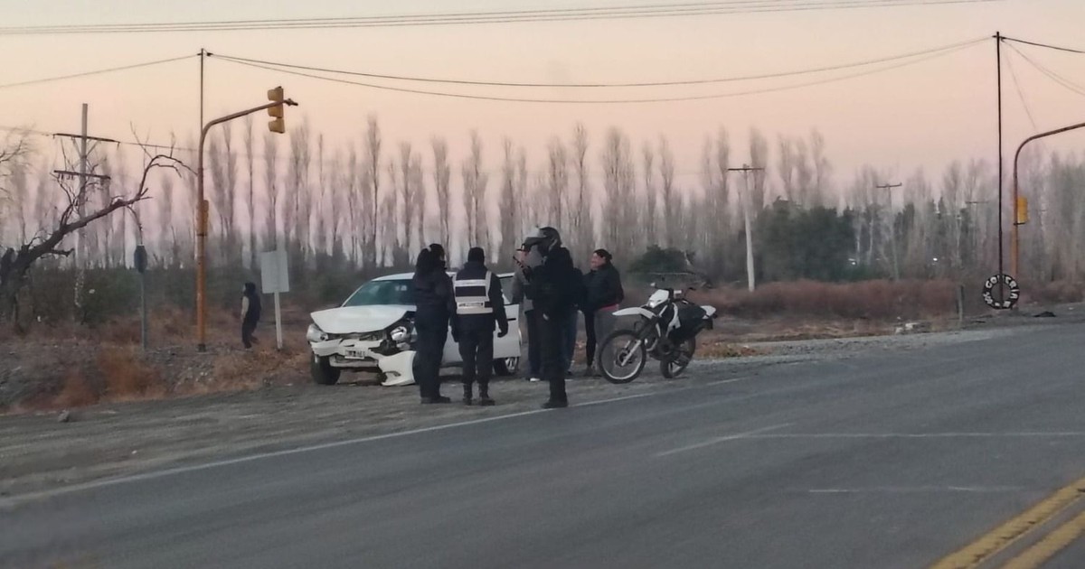Un auto terminó destrozado tras un siniestro vial en Ruta 40